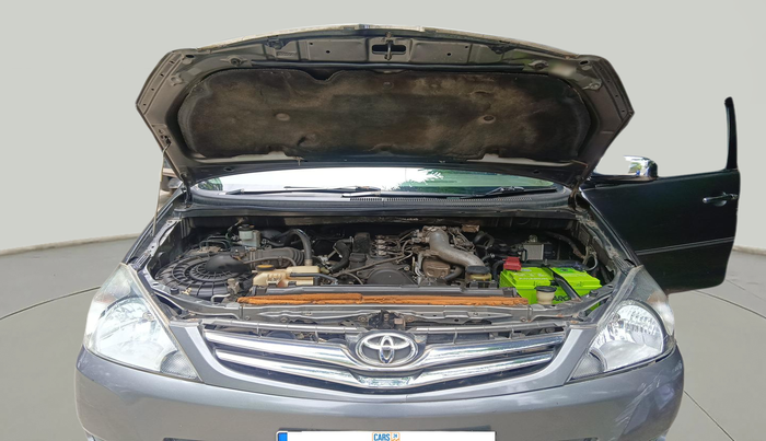 2011 Toyota Innova V 2.5 8 STR, Diesel, Manual, 94,128 km, exterior