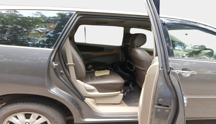 2011 Toyota Innova V 2.5 8 STR, Diesel, Manual, 94,128 km, interior