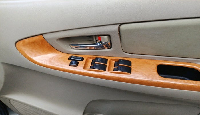 2011 Toyota Innova V 2.5 8 STR, Diesel, Manual, 1,54,296 km, interior