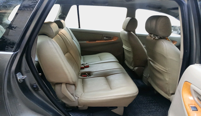 2011 Toyota Innova V 2.5 8 STR, Diesel, Manual, 1,54,296 km, interior