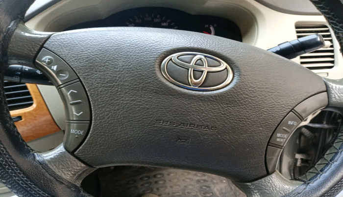 2011 Toyota Innova V 2.5 8 STR, Diesel, Manual, 1,54,296 km, interior