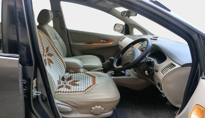 2011 Toyota Innova V 2.5 8 STR, Diesel, Manual, 1,54,296 km, interior