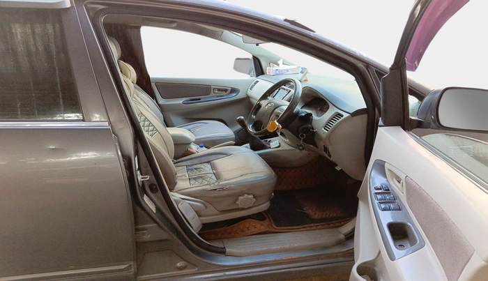2013 Toyota Innova 2.5 GX 8 STR, Diesel, Manual, 1,13,164 km, interior