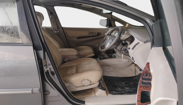 2012 Toyota Innova 2.5 VX 8 STR, Diesel, Manual, 1,39,678 km, interior