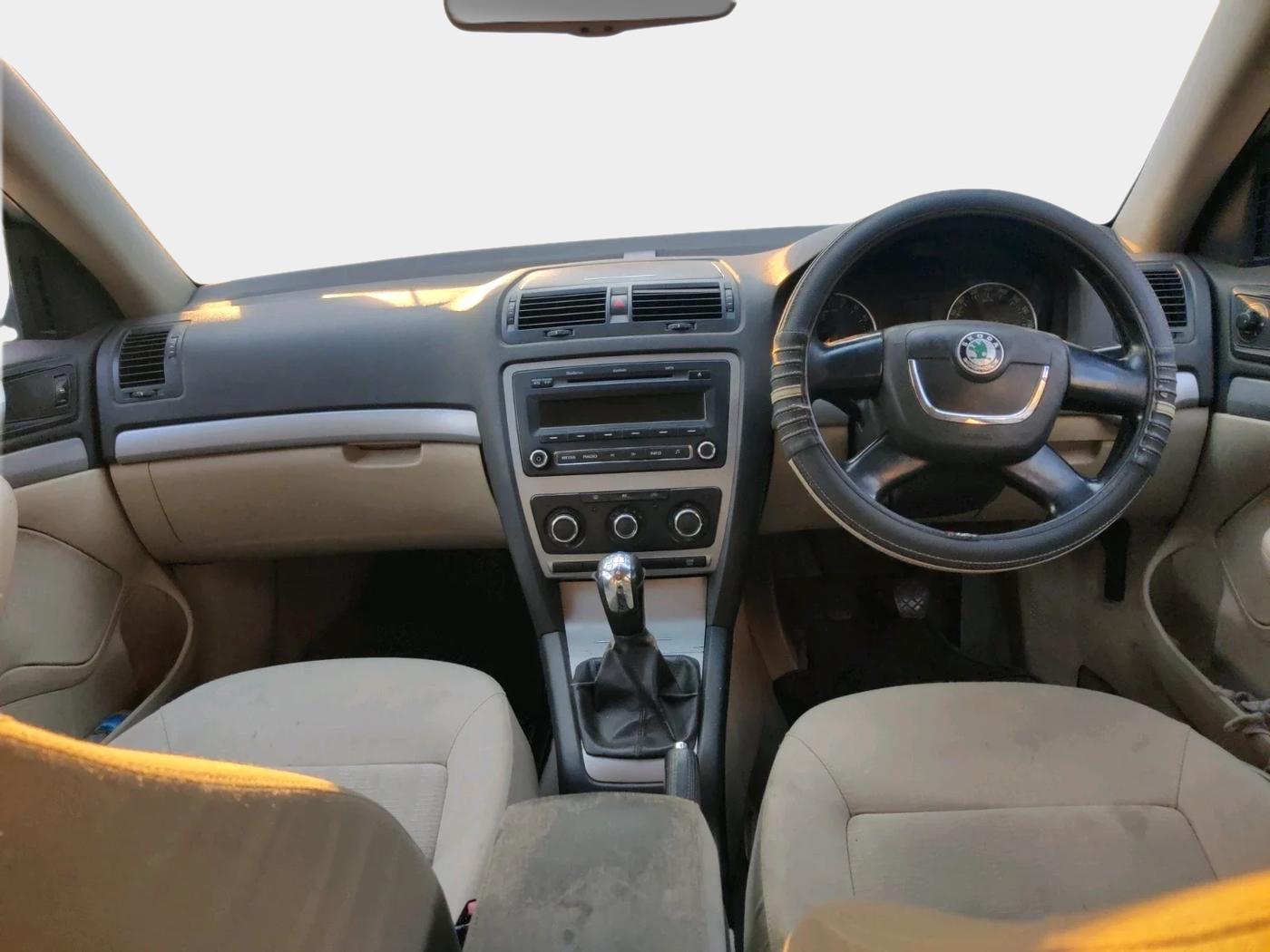 2010 Skoda Laura AMBITION 2.0 TDI CR MT, Diesel, Manual, 81,796 km, interior