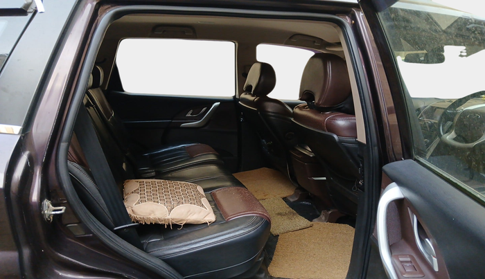 2015 Mahindra XUV500 W8, Diesel, Manual, 1,60,108 km, interior