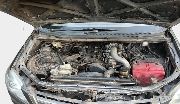 2011 Toyota Innova V 2.5 8 STR, Diesel, Manual, 1,63,615 km, exterior
