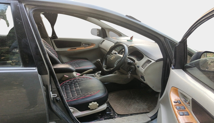 2011 Toyota Innova V 2.5 8 STR, Diesel, Manual, 1,63,615 km, interior