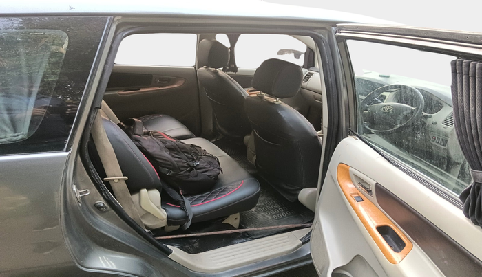 2011 Toyota Innova V 2.5 8 STR, Diesel, Manual, 1,63,615 km, interior