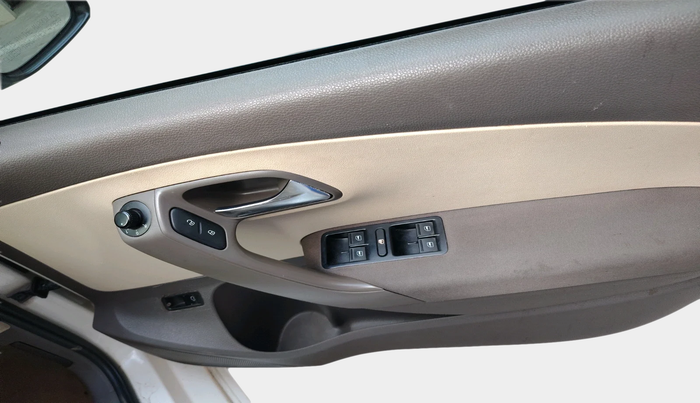 2011 Volkswagen Vento HIGHLINE 1.6 MPI, Petrol, Manual, 81,056 km, interior