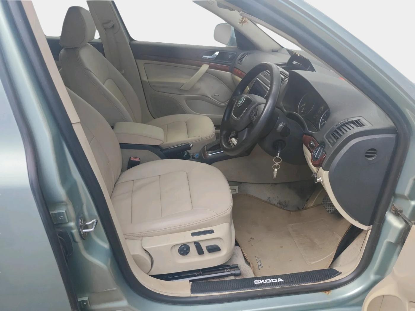2010 Skoda Laura ELEGANCE 1.9 TDI AT, Diesel, Automatic, 88,800 km, interior