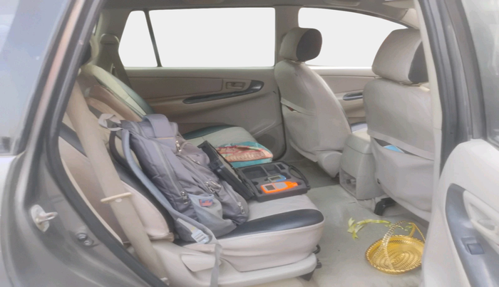 2010 Toyota Innova 2.5 G2 7STR, Diesel, Manual, 2,36,895 km, interior