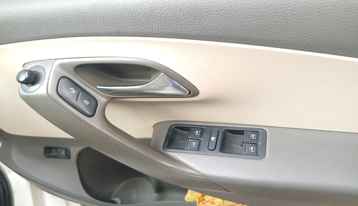 2013 Volkswagen Vento HIGHLINE DIESEL 1.6, Diesel, Manual, 1,52,925 km, interior