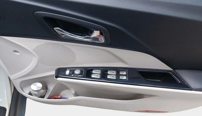 2021 Mahindra XUV300 W8 (O) 1.2 PETROL AMT, Petrol, Automatic, 32,638 km, interior