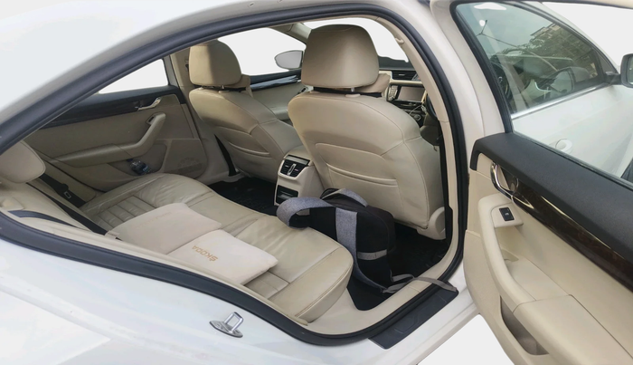 2017 Skoda Octavia STYLE PLUS AT 1.8 TSI, Petrol, Automatic, 53,869 km, interior