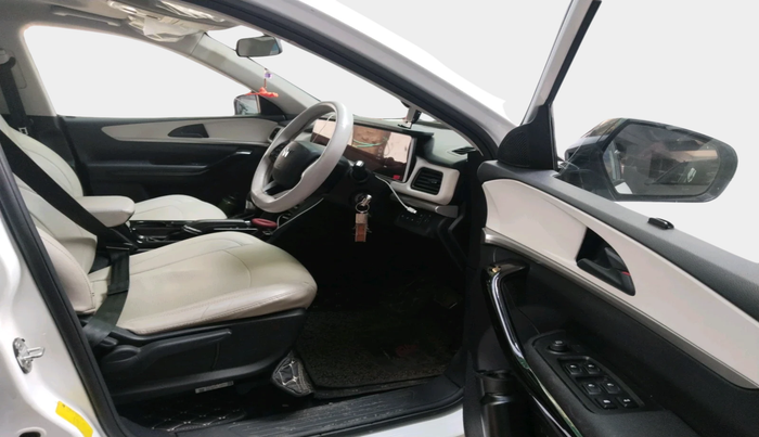 2023 Mahindra XUV700 AX 5 D AT 7 STR, Diesel, Automatic, 29,747 km, interior