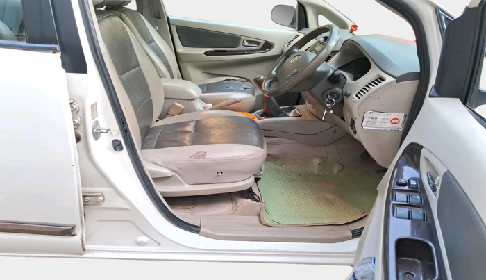 2011 Toyota Innova V 2.5 7 STR, Diesel, Manual, 2,61,437 km, interior