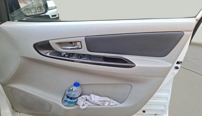 2011 Toyota Innova V 2.5 7 STR, Diesel, Manual, 2,61,437 km, interior