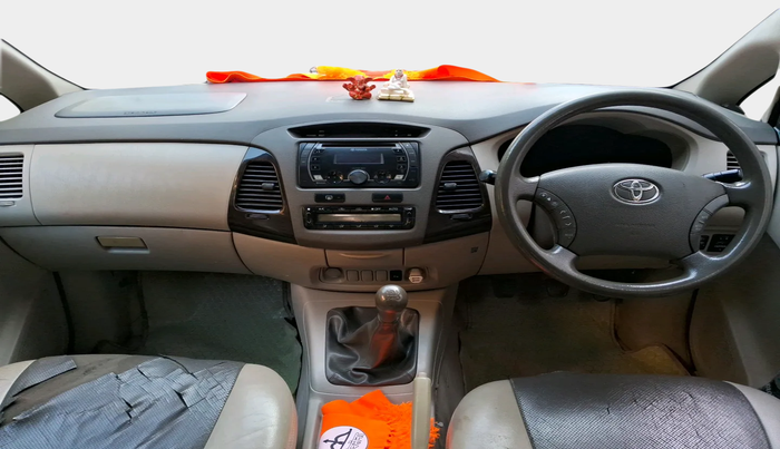 2011 Toyota Innova V 2.5 7 STR, Diesel, Manual, 2,61,437 km, interior