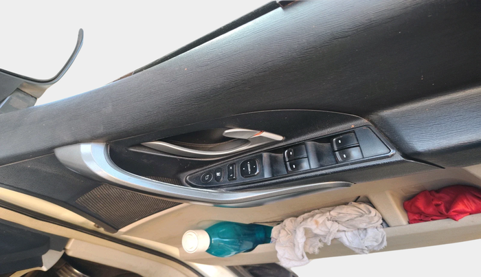 2016 Mahindra XUV500 W10, Diesel, Manual, 1,46,887 km, interior