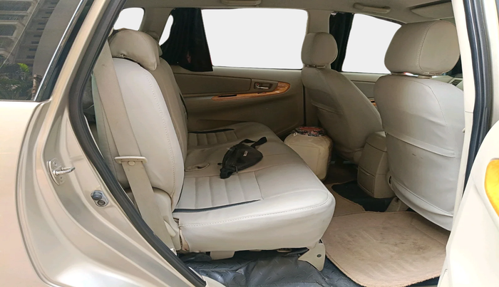 2011 Toyota Innova V 2.5 8 STR, Diesel, Manual, 84,233 km, interior