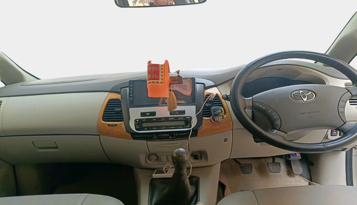 2011 Toyota Innova V 2.5 8 STR, Diesel, Manual, 84,233 km, interior