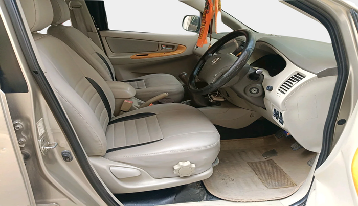 2011 Toyota Innova V 2.5 8 STR, Diesel, Manual, 84,233 km, interior