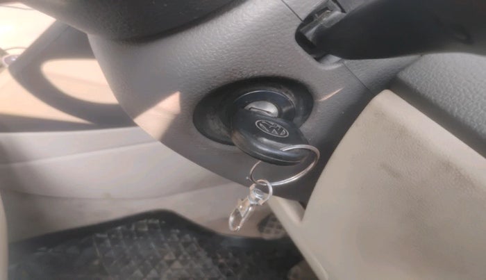 2012 Volkswagen Vento COMFORTLINE 1.6, Petrol, Manual, 1,04,890 km, interior