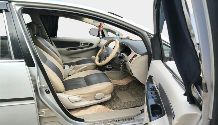 2014 Toyota Innova 2.5 ZX 7 STR, Diesel, Manual, 1,72,826 km, interior