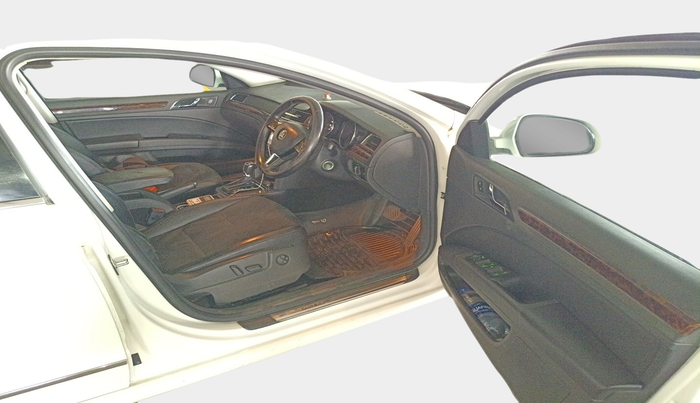 2015 Skoda Superb ELEGANCE 2.0 TDI CR AT, Diesel, Automatic, 1,97,244 km, interior