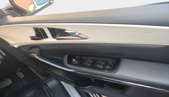 2023 Mahindra XUV700 AX 7 LUXURY P AT 7 STR, Petrol, Automatic, 33,811 km, interior