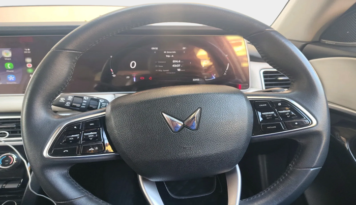 2023 Mahindra XUV700 AX 7 LUXURY P AT 7 STR, Petrol, Automatic, 33,811 km, interior