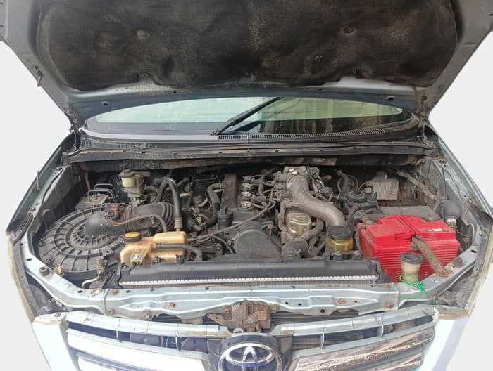 2011 Toyota Innova V 2.5 8 STR, Diesel, Manual, 1,78,669 km, exterior