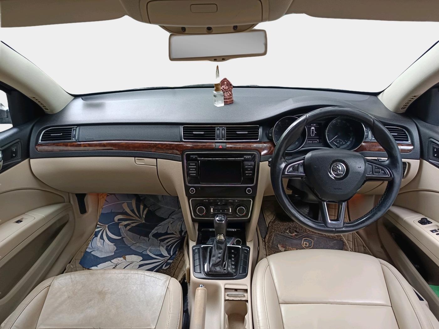 2014 Skoda Superb ELEGANCE 1.8 TSI AT, Petrol, Automatic, 1,23,966 km, interior