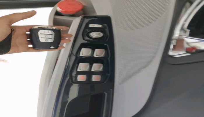 2020 Mahindra XUV300 W8 (O) 1.5 DIESEL AMT, Diesel, Automatic, 35,948 km, interior