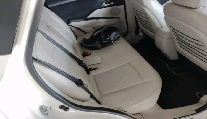 2020 Mahindra XUV300 W8 (O) 1.5 DIESEL AMT, Diesel, Automatic, 35,948 km, interior