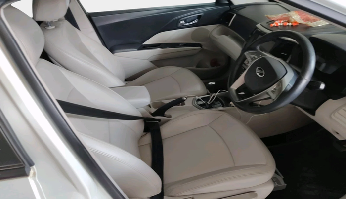 2020 Mahindra XUV300 W8 (O) 1.5 DIESEL AMT, Diesel, Automatic, 35,948 km, interior