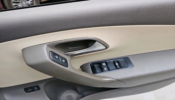 2011 Volkswagen Vento TRENDLINE 1.6, Petrol, Manual, 53,794 km, interior