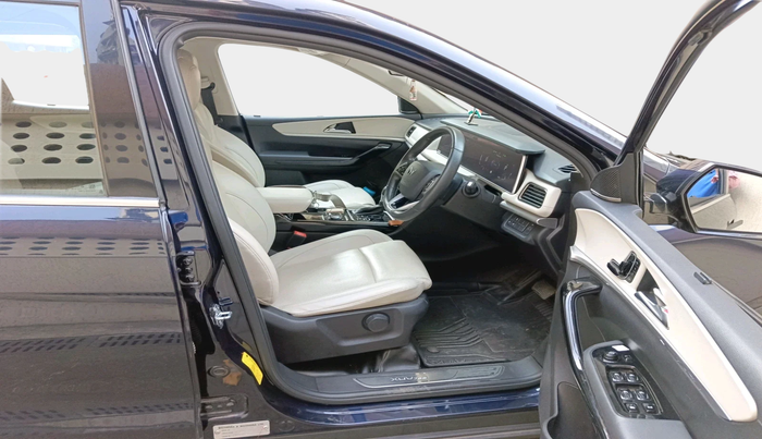 2024 Mahindra XUV700 AX 7 LUXURY D AT 7 STR, Diesel, Automatic, 23,925 km, interior