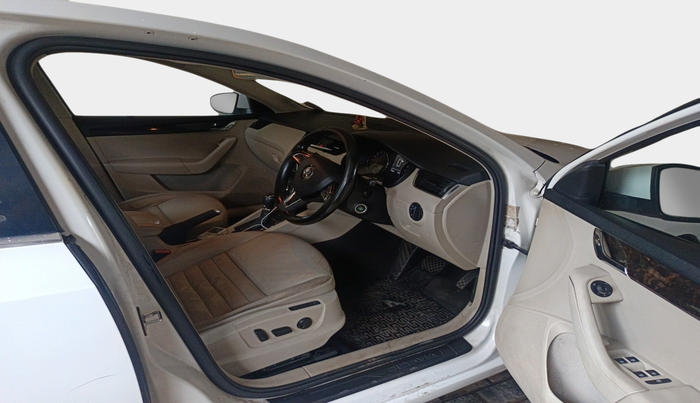 2016 Skoda Octavia 2.0 TDI CR STYLE PLUS AT, Diesel, Automatic, 1,19,946 km, interior