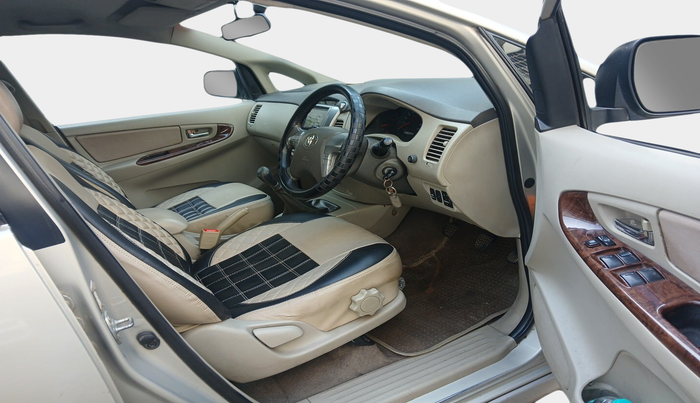 2013 Toyota Innova 2.5 VX 7 STR, Diesel, Manual, 96,252 km, interior