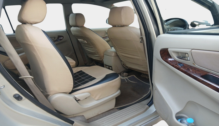 2013 Toyota Innova 2.5 VX 7 STR, Diesel, Manual, 96,252 km, interior
