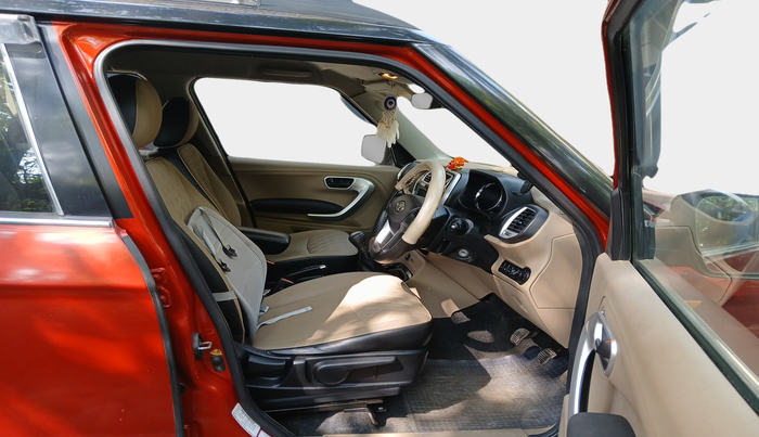 2018 Mahindra TUV300 T10 DUAL TONE, Diesel, Manual, 78,150 km, interior