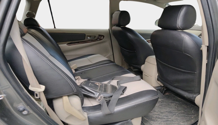 2013 Toyota Innova 2.5 VX 8 STR, Diesel, Manual, 81,613 km, interior