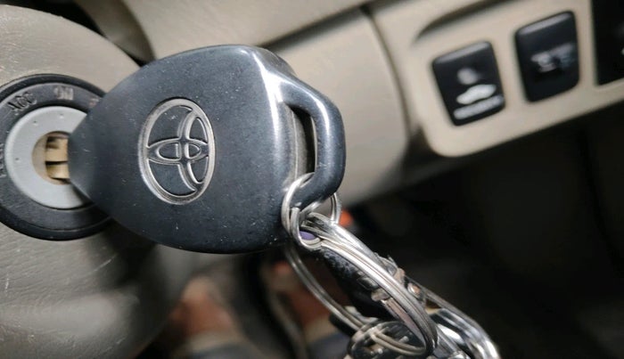 2013 Toyota Innova 2.5 VX 8 STR, Diesel, Manual, 81,613 km, interior