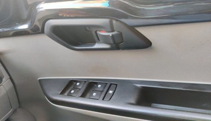 2017 Mahindra Kuv100 K6 5 STR, Petrol, Manual, 41,602 km, interior