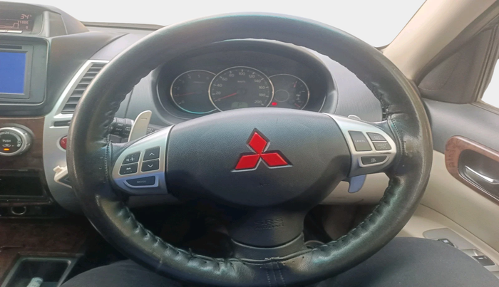 2015 Mitsubishi Pajero Sport 2.5 AT 4X2, Diesel, Automatic, 2,04,487 km, interior