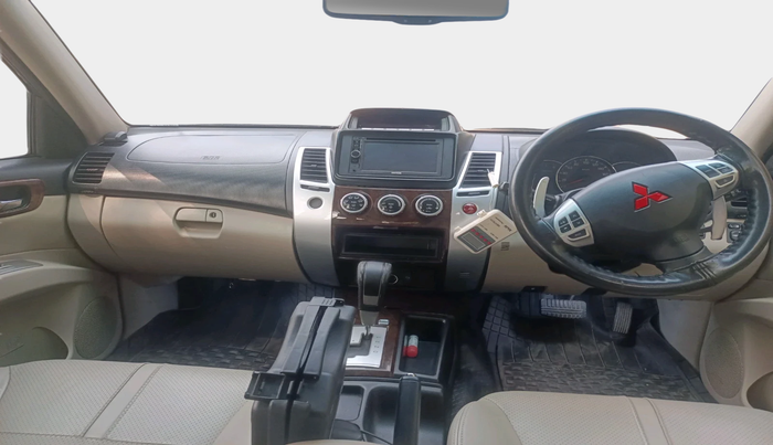 2015 Mitsubishi Pajero Sport 2.5 AT 4X2, Diesel, Automatic, 2,04,487 km, interior