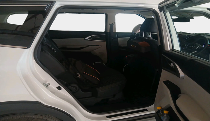 2024 KIA CARENS PRESTIGE PLUS 1.5 PETROL IMT 7 STR, Petrol, Manual, 20,696 km, interior