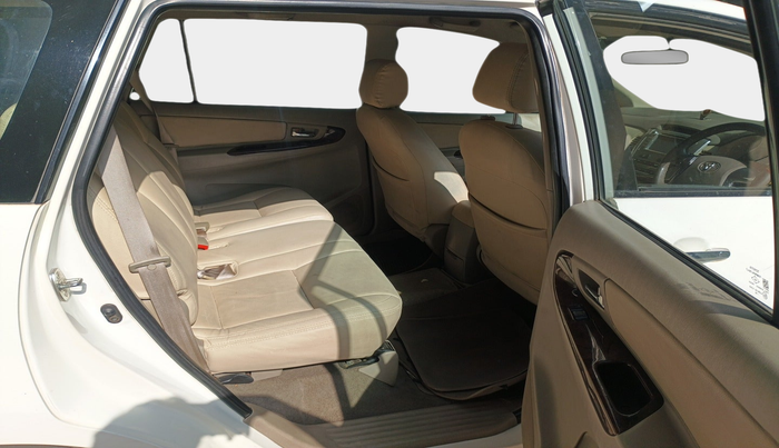 2014 Toyota Innova 2.5 VX 8 STR, Diesel, Manual, 2,42,007 km, interior